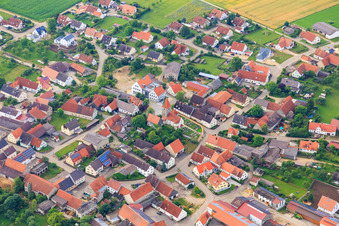 Kirchplatz mit  St. Margaretha in Forheim im Bundesland Bayern, Deutschland