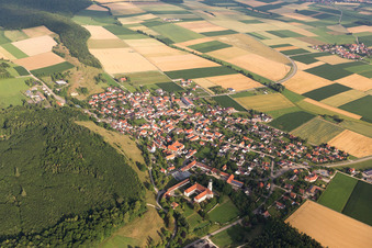 Luftbild von Dorf - Ansicht am Rande von landwirtschaftlichen Feldern und Nutzflächen in Mönchsdeggingen im Bundesland Bayern, Deutschland
