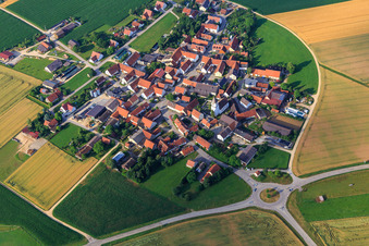 Evangelisch St. Lorenz-Kirche im Dorfkern aus Nordosten im Ortsteil Schaffhausen in Mönchsdeggingen im Bundesland Bayern, Deutschland