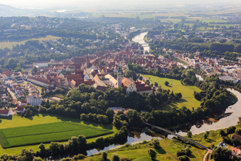 Kirche Hl. Kreuz und Adolph-Kolping-Berufsschule jenseits der Wörnitz am Morgen aus Westen in Donauwörth im Bundesland Bayern, Deutschland