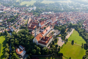 Schrägluftbild von Gebäudekomplex des Klosters Heilig Kreuz vor der Insel Ried in Donauwörth im Bundesland Bayern, Deutschland