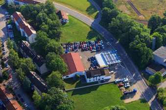 Tankstelle Oberholzner mit Schrottautolagerplatz in Donauwörth im Bundesland Bayern, Deutschland