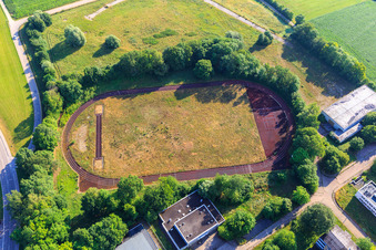 Überwucherter Sportplatz und Aschenbahn im ehemaligen Kasernengelände(Alfred-Delp-Quartier) an der Sternschanzenstraße in Donauwörth im Bundesland Bayern, Deutschland