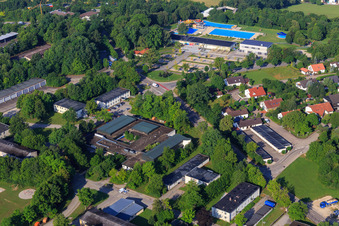 Gebäude des ehemaligen Kasernengelände (Alfred-Delp-Quartier) vor dem Freibad auf dem Schellenberg in Donauwörth im Bundesland Bayern, Deutschland