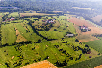 Gelände des Golfplatz des Golfclub Donauwörth Gut Lederstatt in Donauwörth im Bundesland Bayern, Deutschland