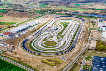 Industriegebiet Oberwald: Daimler LKW-Testgelände in Wörth am Rhein im Bundesland Rheinland-Pfalz, Deutschland von oben