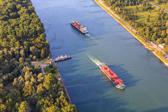 Luftbild von Rhein-Fähre Leimersheim wartet auf 2 Frachtschiffe auf dem Rhein im Bundesland Rheinland-Pfalz, Deutschland