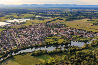 Ortsansicht aus Osten himterm Gewässer Fischmahl am Rheindamm in Leimersheim im Bundesland Rheinland-Pfalz, Deutschland