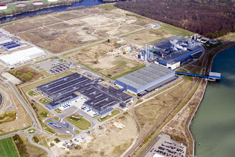 Luftbild von Gebäude und Produktionshallen auf dem Werksgelände der Papierfabrik Palm GmbH & Co. KG im Ortsteil Industriegebiet Wörth-Oberwald in Wörth am Rhein im Bundesland Rheinland-Pfalz, Deutschland