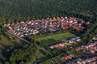 Ortsteil im Wald mit Sportplatz des FC Huttenheim 1920 e.V in Philippsburg im Bundesland Baden-Württemberg, Deutschland