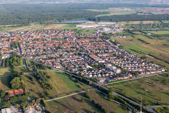 Ortsansicht der Straßen und Häuser der Wohngebiete in Wiesental in Waghäusel im Bundesland Baden-Württemberg, Deutschland