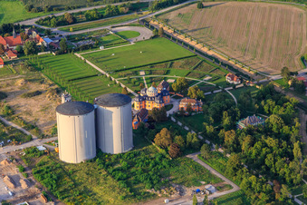 Luftaufnahme von Zwei große Silos von ehemals Südzucker an der Eremitage in Waghäusel im Bundesland Baden-Württemberg, Deutschland
