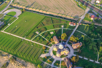 Schrägluftbild von Eremitage Waghäuse im Abendlichtl in Waghäusel im Bundesland Baden-Württemberg, Deutschland