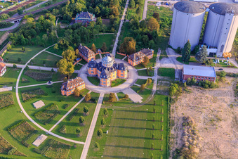 Luftbild von Zwei große Silos von ehemals Südzucker an der Eremitage Waghäuse im Abendlichtl in Waghäusel im Bundesland Baden-Württemberg, Deutschland