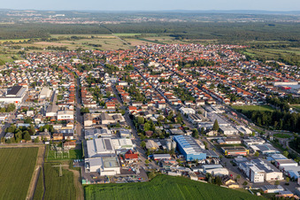 Ortsansicht der Straßen und Häuser der Wohngebiete in Kirrlach in Waghäusel im Bundesland Baden-Württemberg, Deutschland