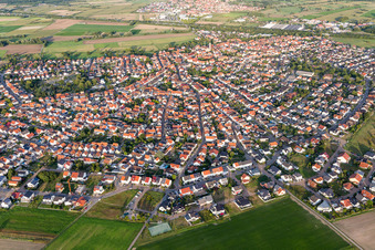 Ortsansicht der Straßen und Häuser der Wohngebiete in Sankt Leon in St. Leon-Rot im Bundesland Baden-Württemberg, Deutschland