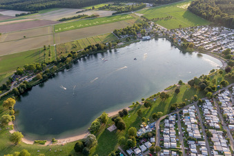 Freizeitzentrum der St Leoner Wasser-Ski-Seilbahn GmbH auf dem  See in Sankt Leon-Rot in St. Leon-Rot im Bundesland Baden-Württemberg, Deutschland von oben