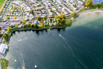 Freizeitzentrum der St Leoner Wasser-Ski-Seilbahn GmbH auf dem  See in Sankt Leon-Rot in St. Leon-Rot im Bundesland Baden-Württemberg, Deutschland vom Flugzeug aus