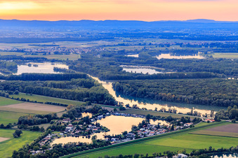 See und Badestrand Hohwiese der Seegemeinschaft Ketsch e.V. im Abendlicht im Bundesland Baden-Württemberg, Deutschland