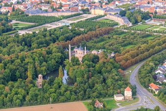 Luftbild von Merkurtempel und Moschee im Schwetzinger Schlossgarten in Schwetzingen im Bundesland Baden-Württemberg, Deutschland