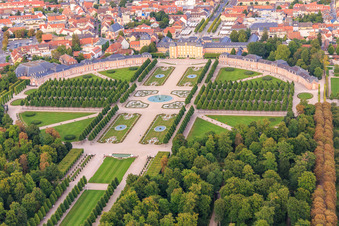 Arionbrunnen im Zentrum des Schwetzinger Schlossgarten und Hirschgruppe - Skulpturen mit Brunnen in Schwetzingen im Bundesland Baden-Württemberg, Deutschland