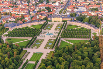 Luftbild von Arionbrunnen im Zentrum des Schwetzinger Schlossgarten und Hirschgruppe - Skulpturen mit Brunnen in Schwetzingen im Bundesland Baden-Württemberg, Deutschland
