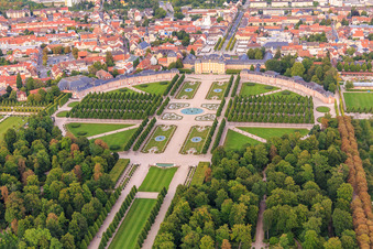 Luftaufnahme von Arionbrunnen im Zentrum des Schwetzinger Schlossgarten und Hirschgruppe - Skulpturen mit Brunnen in Schwetzingen im Bundesland Baden-Württemberg, Deutschland