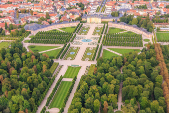 Schrägluftbild von Arionbrunnen im Zentrum des Schwetzinger Schlossgarten und Hirschgruppe - Skulpturen mit Brunnen in Schwetzingen im Bundesland Baden-Württemberg, Deutschland