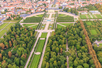 Arionbrunnen im Zentrum des Schwetzinger Schlossgarten und Hirschgruppe - Skulpturen mit Brunnen in Schwetzingen im Bundesland Baden-Württemberg, Deutschland von oben