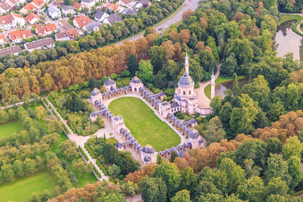 Moschee im Schwetzinger Schlossgarten in Schwetzingen im Bundesland Baden-Württemberg, Deutschland von oben