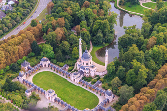 Moschee im Schwetzinger Schlossgarten in Schwetzingen im Bundesland Baden-Württemberg, Deutschland von oben gesehen