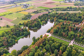 Weiher im Schwetzinger Schlossgarten in Schwetzingen im Bundesland Baden-Württemberg, Deutschland