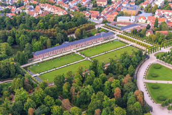 Luftaufnahme von Orangerie und Rasenfläche im Schwetzinger Schlossgarten in Schwetzingen im Bundesland Baden-Württemberg, Deutschland
