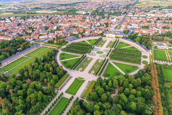 Arionbrunnen im Zentrum des Schwetzinger Schlossgarten und Hirschgruppe - Skulpturen mit Brunnen in Schwetzingen im Bundesland Baden-Württemberg, Deutschland aus der Luft