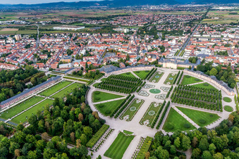 Luftbild von Gebäudekomplex im Schloßpark von Schloß Schwetzingen Mittelbau und Arionbrunnen in Schwetzingen im Bundesland Baden-Württemberg, Deutschland