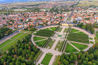 Arionbrunnen im Zentrum des Schwetzinger Schlossgarten und Hirschgruppe - Skulpturen mit Brunnen in Schwetzingen im Bundesland Baden-Württemberg, Deutschland von oben gesehen