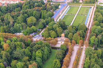 Luftbild von Apollotempel im Schwetzinger Schlossgarten in Schwetzingen im Bundesland Baden-Württemberg, Deutschland