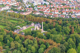 Moschee im Schwetzinger Schlossgarten in Schwetzingen im Bundesland Baden-Württemberg, Deutschland vom Flugzeug aus
