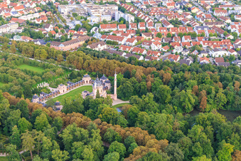 Moschee im Schwetzinger Schlossgarten in Schwetzingen im Bundesland Baden-Württemberg, Deutschland aus der Vogelperspektive