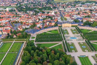 Arionbrunnen im Zentrum des Schwetzinger Schlossgarten und Hirschgruppe - Skulpturen mit Brunnen in Schwetzingen im Bundesland Baden-Württemberg, Deutschland vom Flugzeug aus