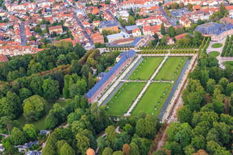 Schrägluftbild von Orangerie und Rasenfläche im Schwetzinger Schlossgarten in Schwetzingen im Bundesland Baden-Württemberg, Deutschland