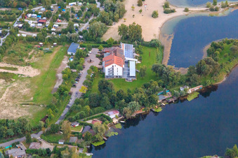 Luftaufnahme von Naherholungsgebiet Blaue Adria mit Campingplatz, Strandbad und Hotel Darstein am Adriaweher in Altrip im Bundesland Rheinland-Pfalz, Deutschland