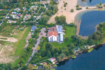 Schrägluftbild von Naherholungsgebiet Blaue Adria mit Campingplatz, Strandbad und Hotel Darstein am Adriaweher in Altrip im Bundesland Rheinland-Pfalz, Deutschland