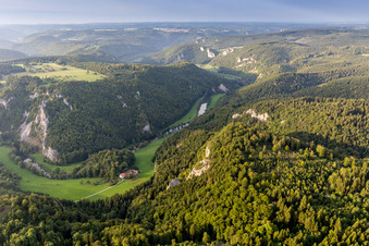 Kurvenförmige Schleife zwischen bewaldeten Karst-Hängen des Donauduchbruch am Flußverlauf der Donau in Buchheim im Bundesland Baden-Württemberg, Deutschland