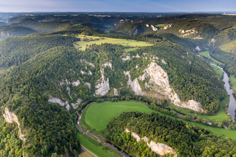 Luftbild von Kurvenförmige Schleife zwischen bewaldeten Karst-Hängen des Donauduchbruch am Flußverlauf der Donau in Buchheim im Bundesland Baden-Württemberg, Deutschland