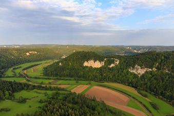 Donautal aus Westen in Fridingen an der Donau im Bundesland Baden-Württemberg, Deutschland