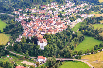 Luftbild von Schloss Mühlheim (Hinteres Schloss) sowie Kirche St. Maria Magdalena in Mühlheim an der Donau im Bundesland Baden-Württemberg, Deutschland