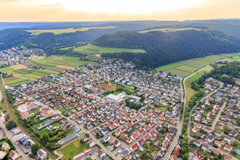 Ortsübersicht aus Osten mit Hallenbad Mühlheim und  Realschule Mühlheim a.d. Donau in Mühlheim an der Donau im Bundesland Baden-Württemberg, Deutschland