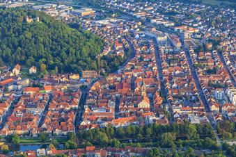 Altstadt jenseits des Mains unter der  Ruine Honberg mit Evangelische Stadtkirche in Tuttlingen im Bundesland Baden-Württemberg, Deutschland