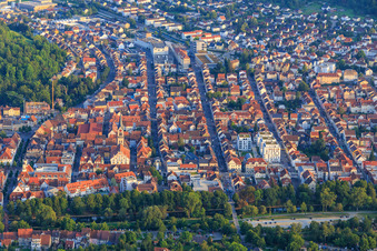 Luftbild von Altstadt jenseits des Mains unter der  Ruine Honberg mit Evangelische Stadtkirche in Tuttlingen im Bundesland Baden-Württemberg, Deutschland